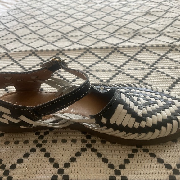 Like new huaraches sandals - Picture 3 of 4